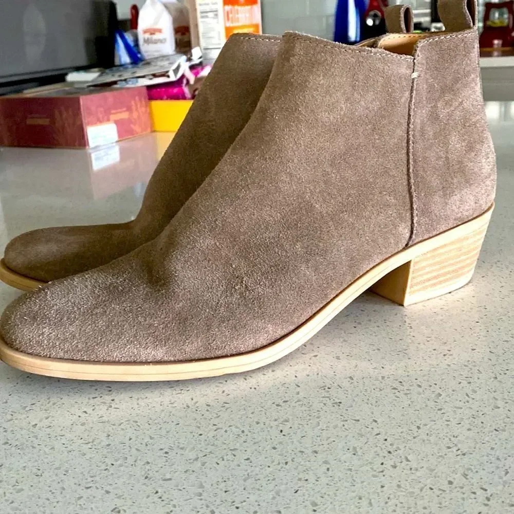 Dolce Vita Suede Booties Silver Zipper Pointed Taupe 9.5 Beige Neutral Earthy
